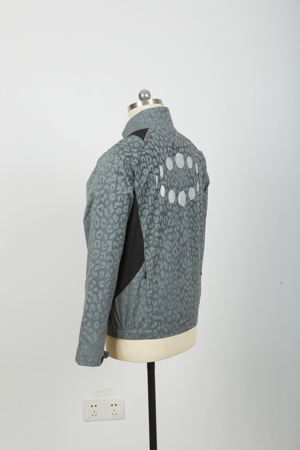 Men Thermochromic Leopard Print Stand Collar Wind Jacket, Temperature Activated Color Changing Jacket with Reflective Back Graphic