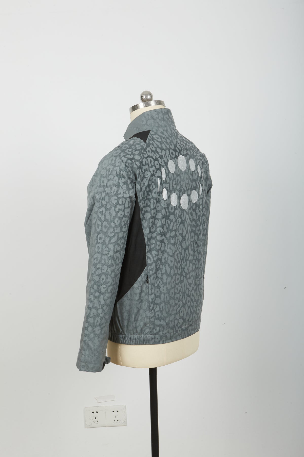 Men Thermochromic Leopard Print Stand Collar Wind Jacket, Temperature Activated Color Changing Jacket with Reflective Back Graphic